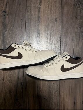 Nike Men’s Low-Top Sneakers in Cream and Brown